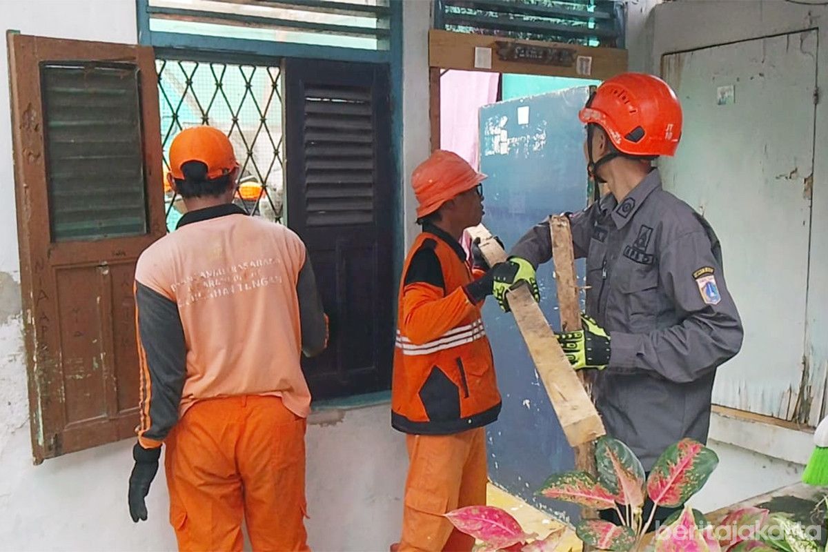 Petugas Gabungan Turun Tangan Bersihkan Atap Rumah Ambruk di Kelurahan Tengah