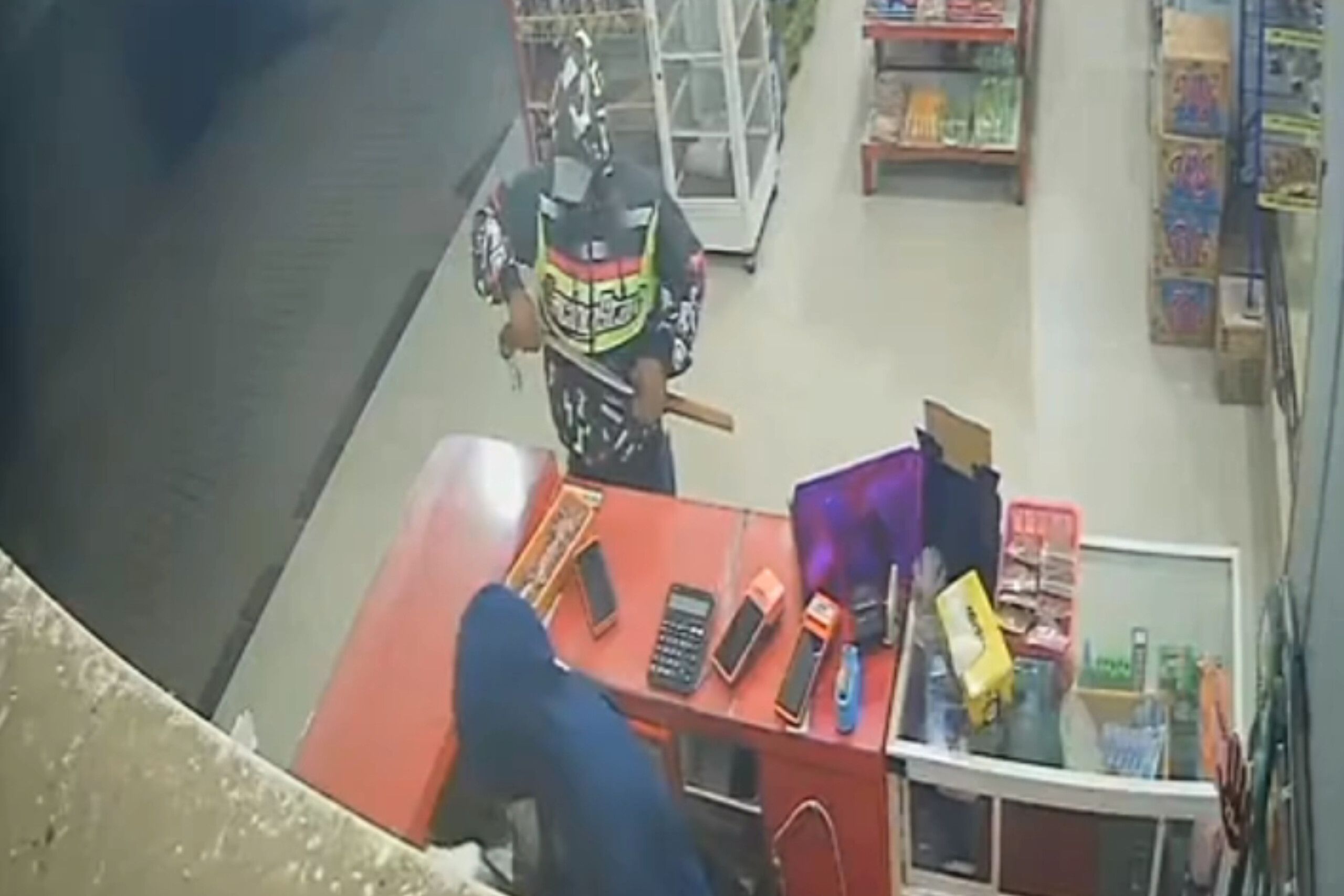 Dua Pria Bertopeng Rampok Minimarket di Sidrap, Todong Kasir Pakai Parang