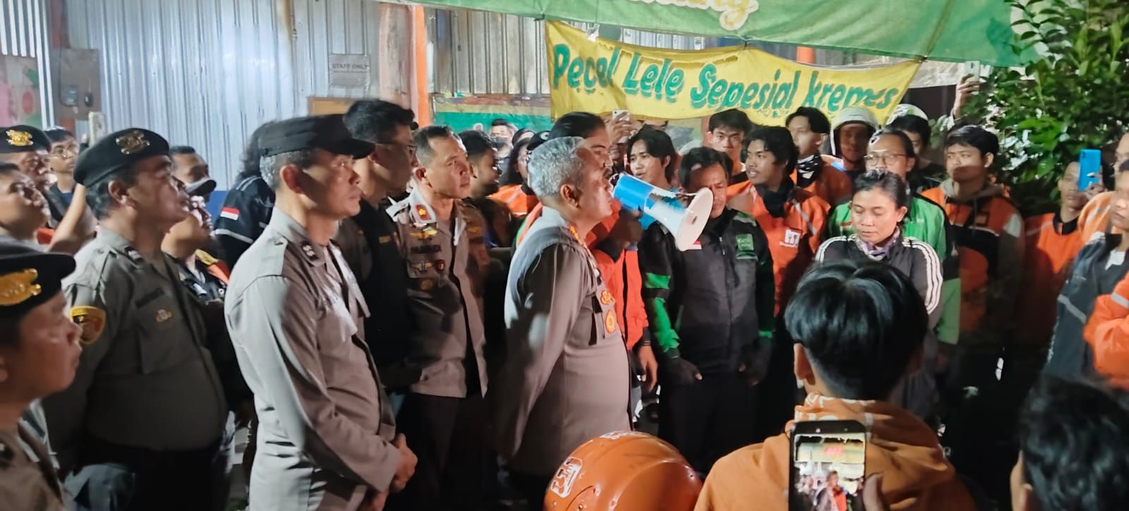 Minta Tak Disangkutpautkan Politik, Pelaku Penganiayaan Driver Shopee Food Asal Lampung Diserahkan Paguyuban Papua ke Polisi, Terancam 4 Tahun Penjara