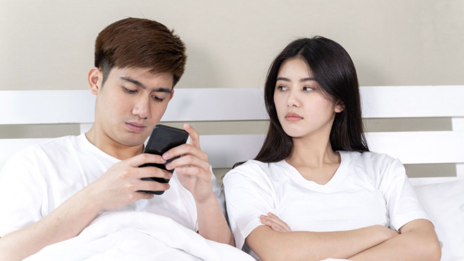 Fenomena Komunikasi Pasangan di Era Digital: Chatting Lebih Diutamakan