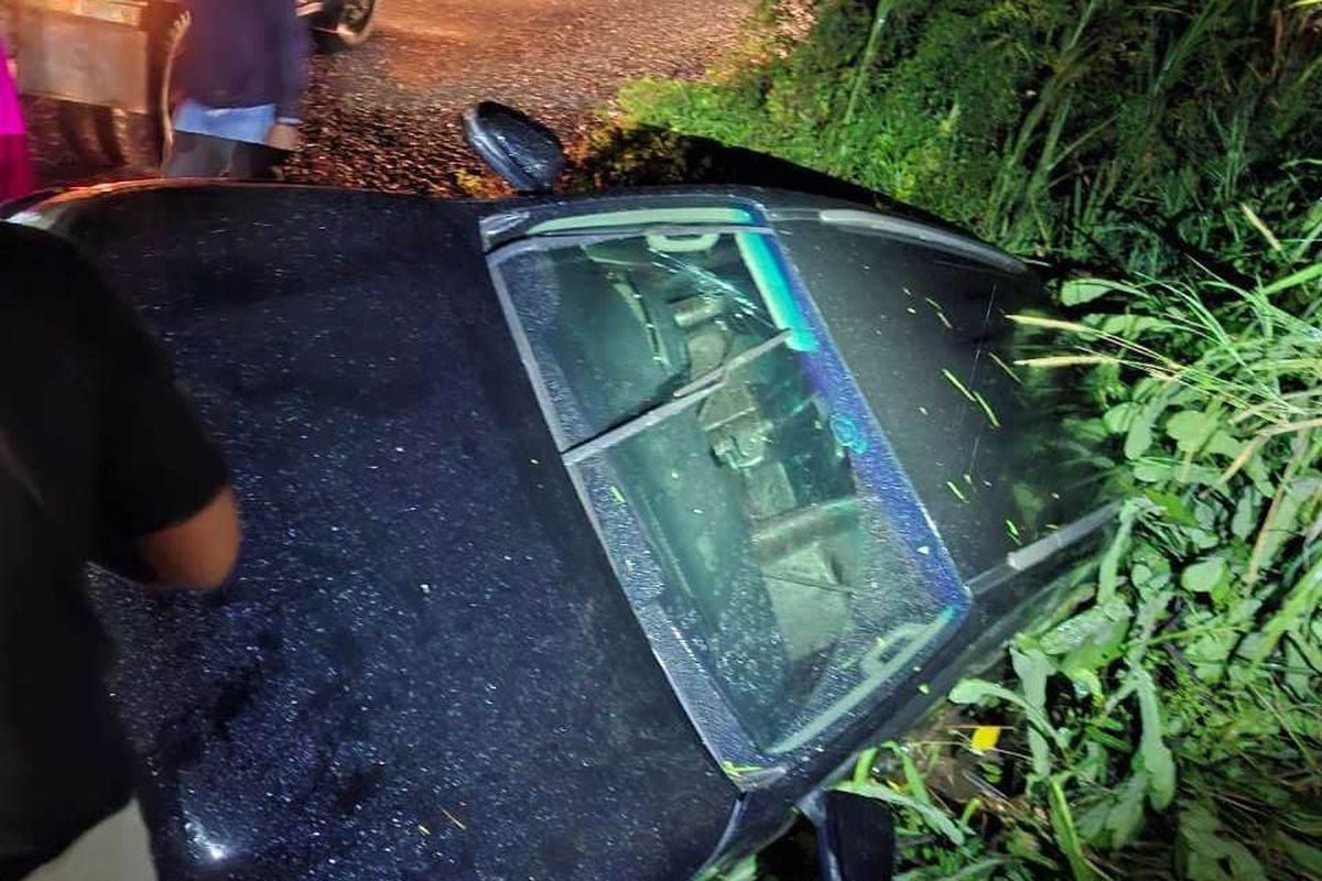 Ketua DPRD Luwu Timur Kecelakaan, Mobil Masuk Selokan Akibat Silau Lampu Kendaraan Lain