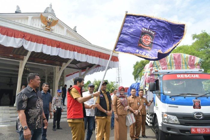 Mualem Lepas 10 Truk Logistik Bencana untuk 10 Kabupaten di Aceh