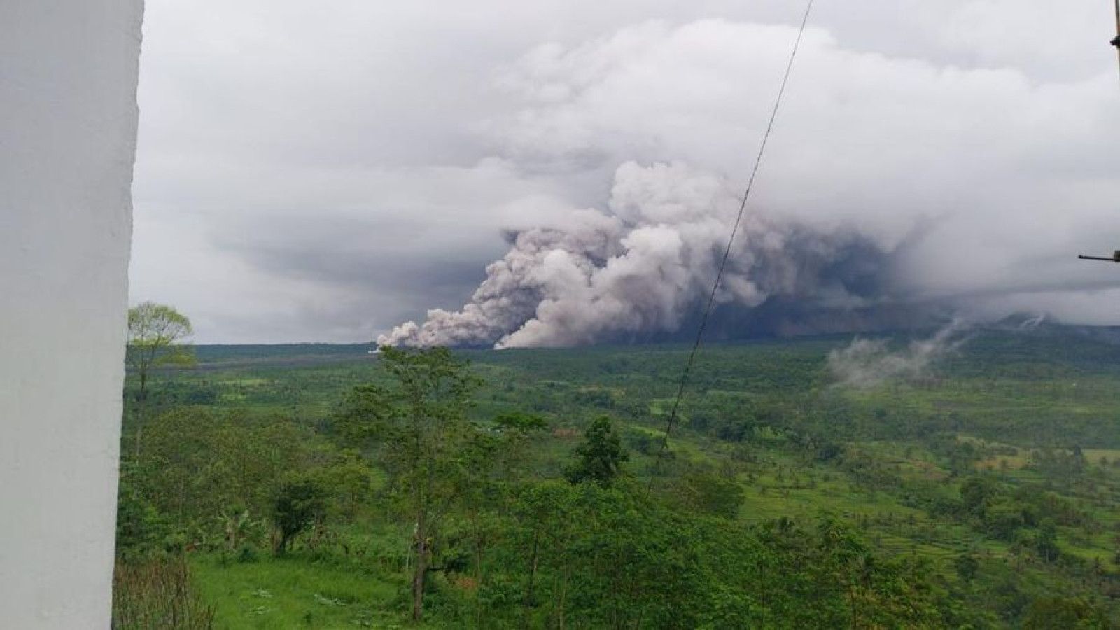 Dampak Erupsi Gunung Semeru: Tiga Korban Luka Bakar Terima Perawatan Intensif