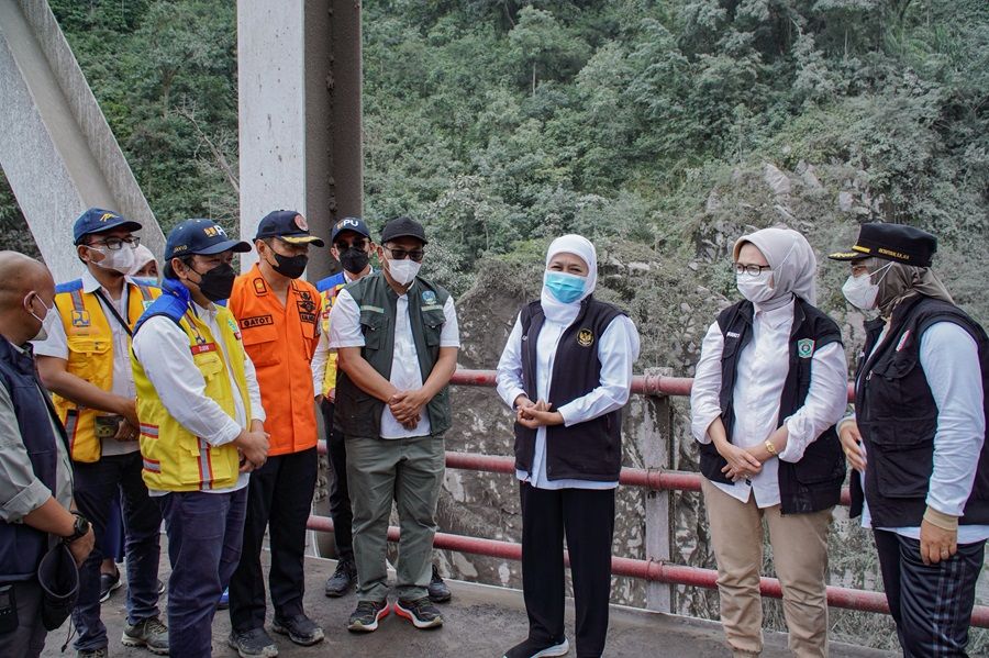 Gubernur Khofifah Jamin Pengungsi Erupsi Gunung Semeru Dapat Penanganan Maksimal