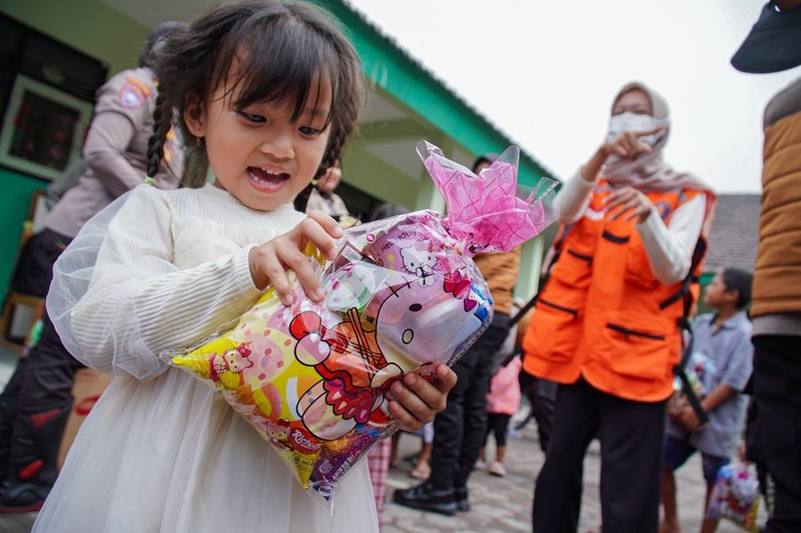 Gubernur Khofifah Jamin Pengungsi Erupsi Gunung Semeru Dapat Penanganan Maksimal