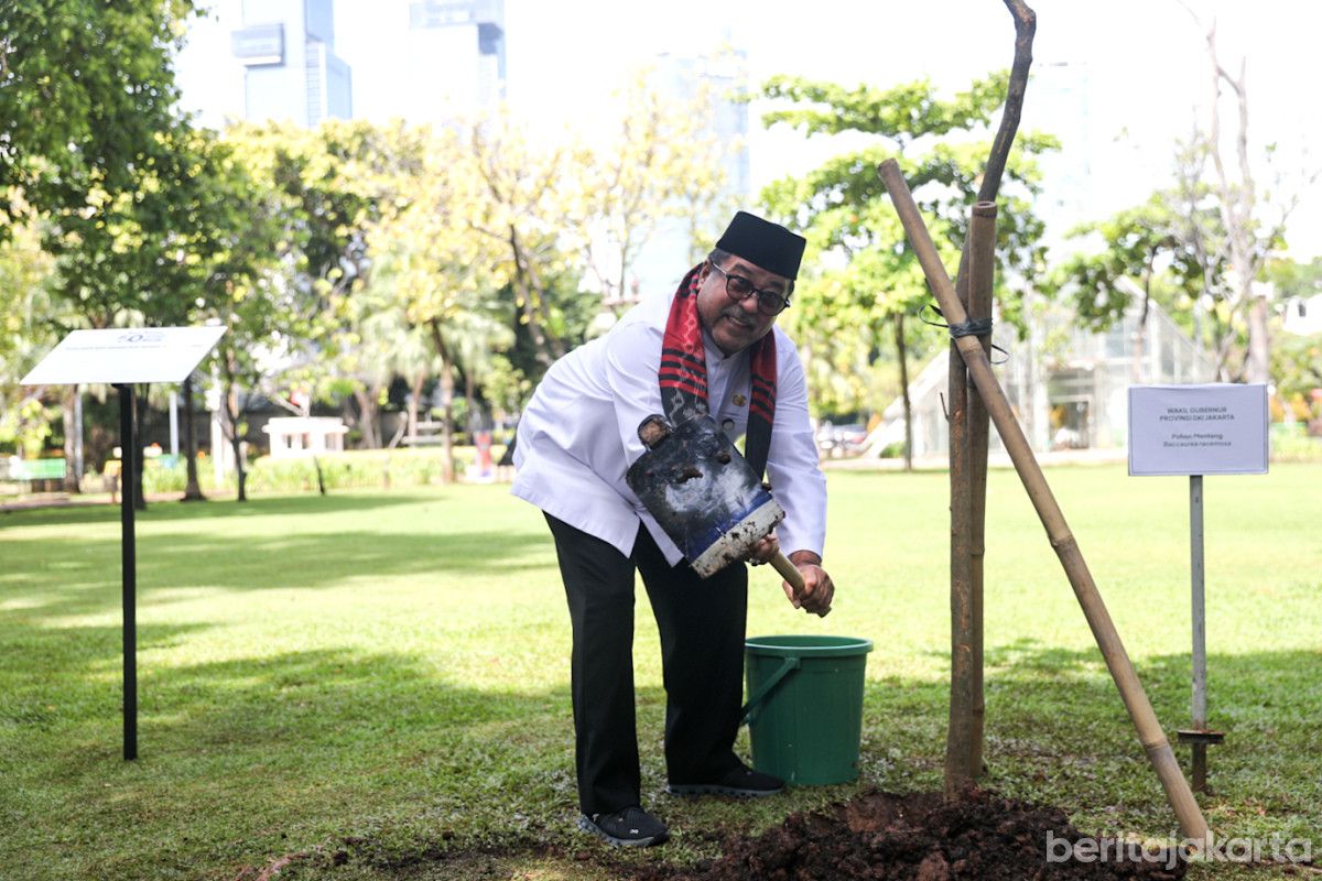 Rano Karno Tanam 40 Pohon Menteng di Taman Menteng