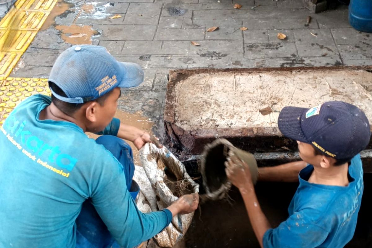 Saluran di Jalan Pangeran Jayakarta Dikuras untuk Kurangi Genangan