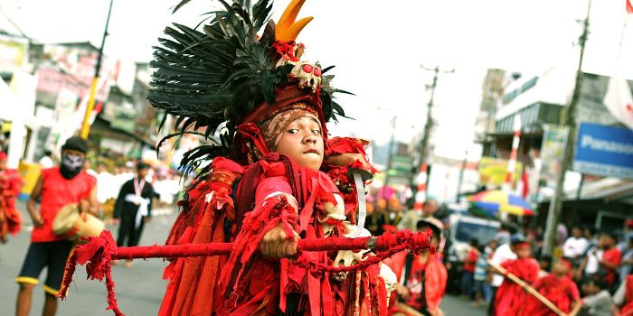 Getarkan Bumi Minahasa, Parade Kabasaran Waraney Tampil Memukau di Jalan!