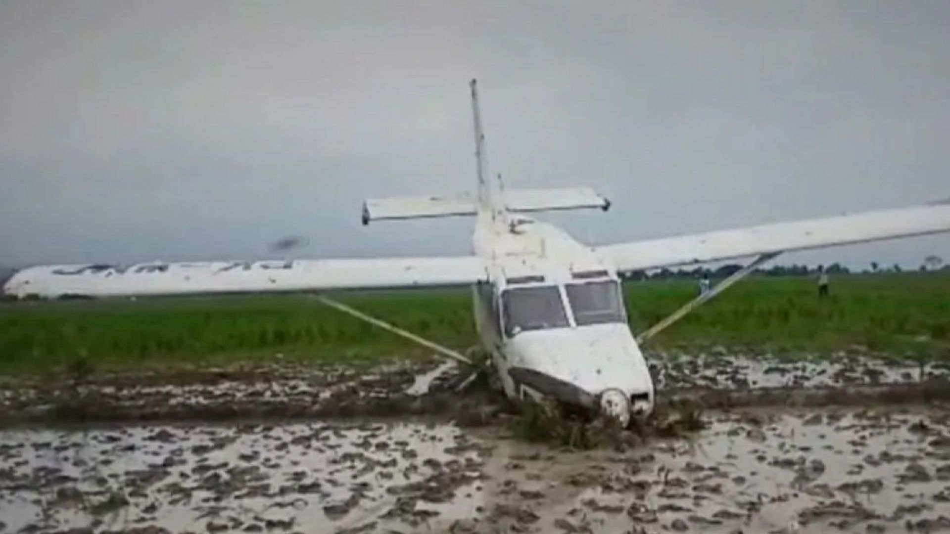 Pesawat Ringan Milik BRO Skydive Jatuh di Persawahan Karawang, Seluruh Awak Selamat