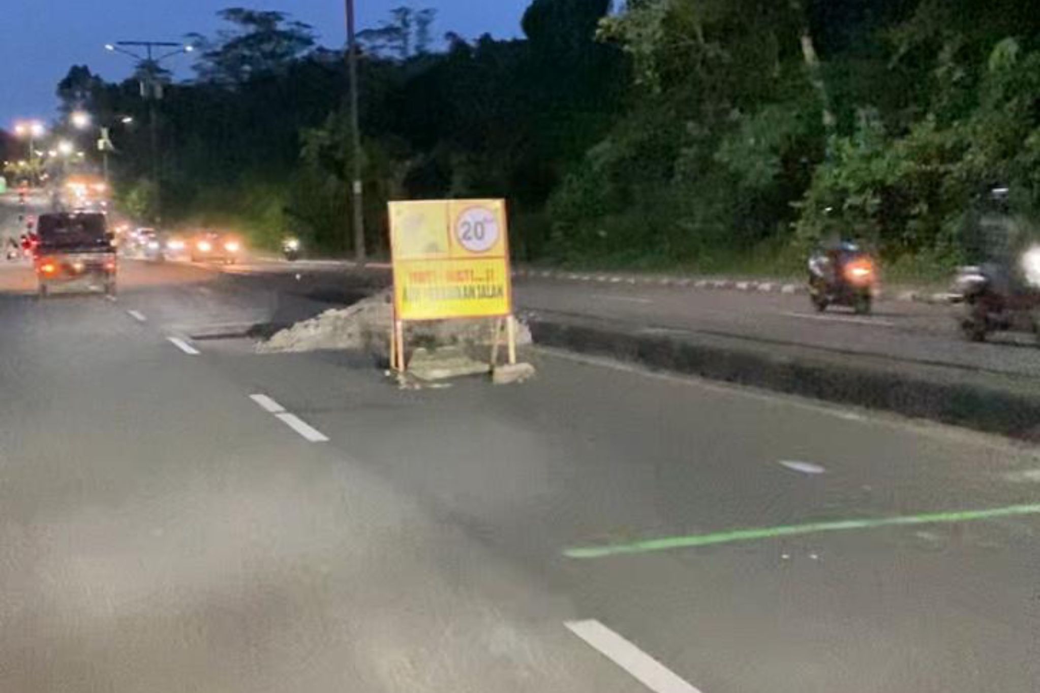 Berlubang Makan Korban! Pengendara Motor Jatuh di Jalan Cipto Mangunkusumo, Pemkot Bontang Gerak Cepat Lakukan Perbaikan