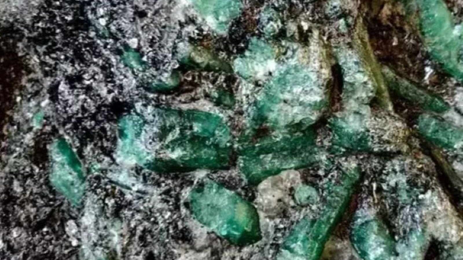 Penemuan Batu Zamrud Seberat 300 kg di Madagaskar Menghebohkan Dunia