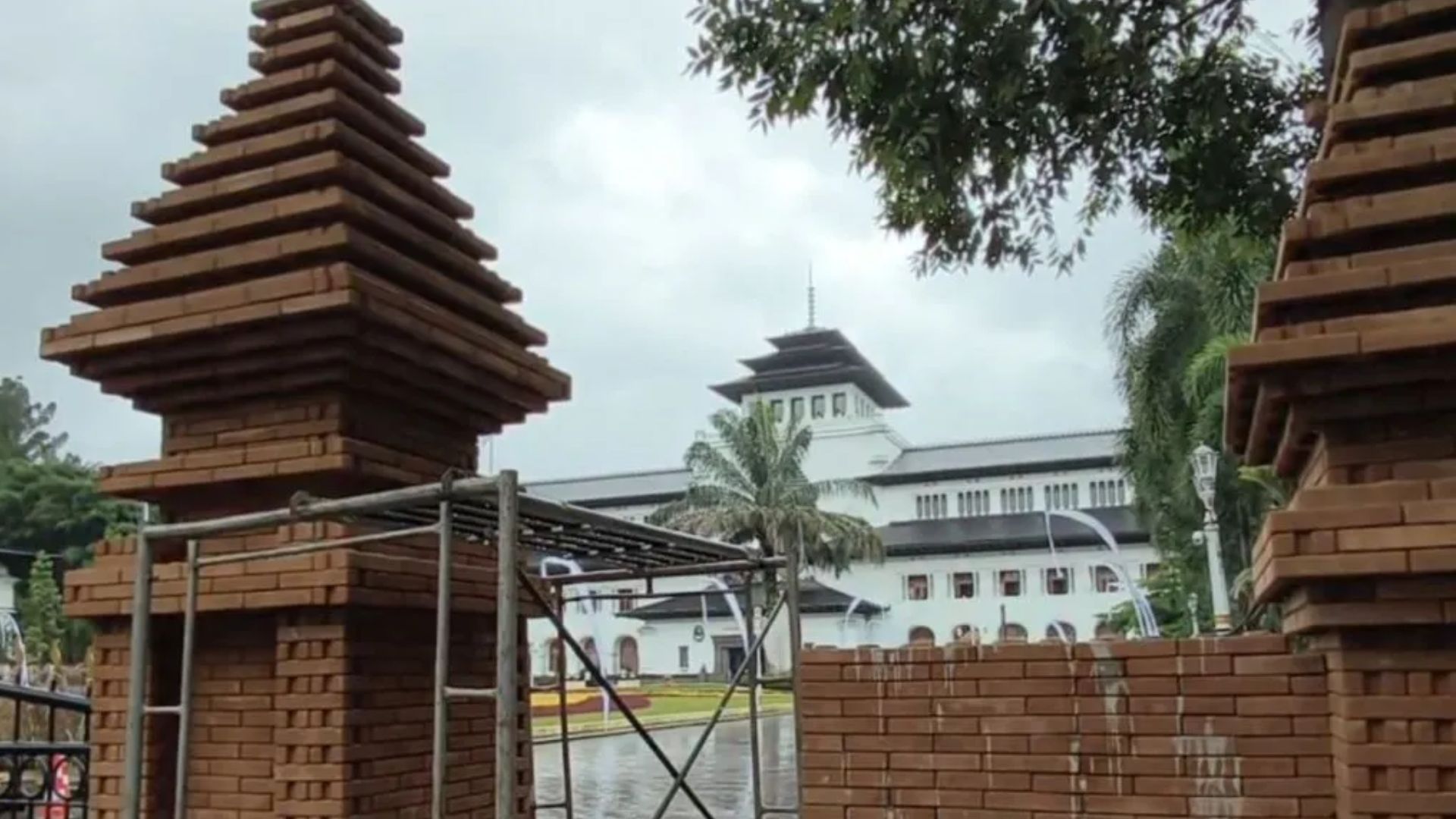 Proyek Gapura Gedung Sate Tuai Kritik: Legislator Minta Fokus pada Cagar Budaya Sunda