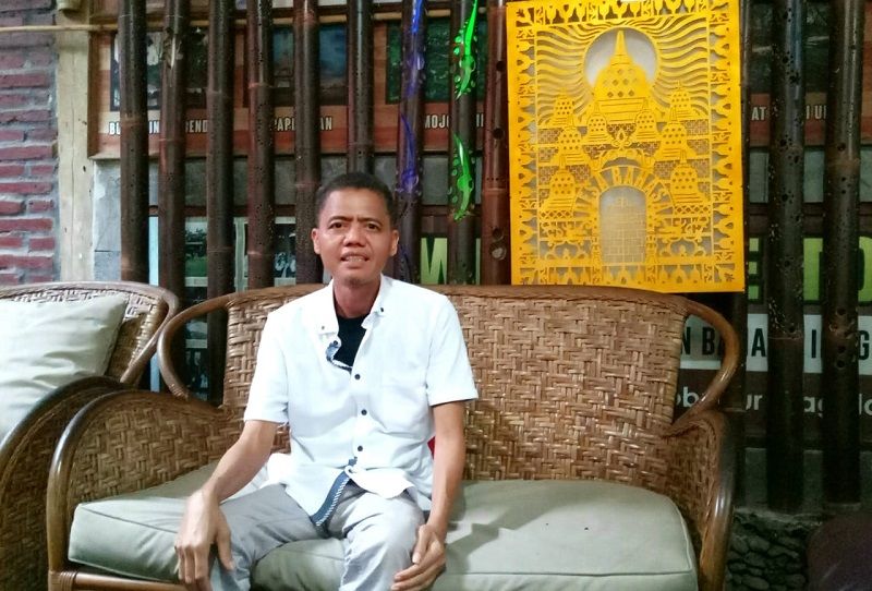 Dari Asongan ke Pendiri Desa Bahasa: Perjalanan Hani Sutrisno