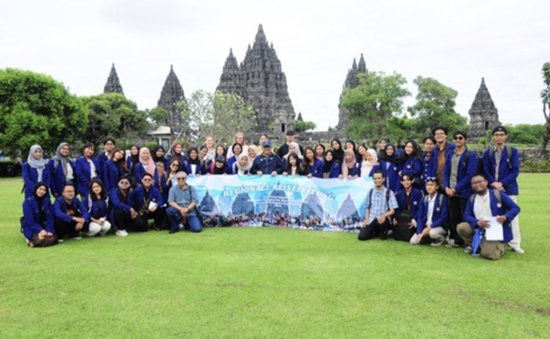 Unik, Candi Prambanan Dan Penguji Dari Jerman Jadi Saksi Pelaksanaan UAS Mahasiswa UNY