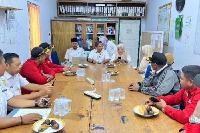 UPTD KPHP TEBO TIMUR SERAHKAN ALAT PEMADAM KEBAKARAN KEPADA MASYARAKAT PEDULI API