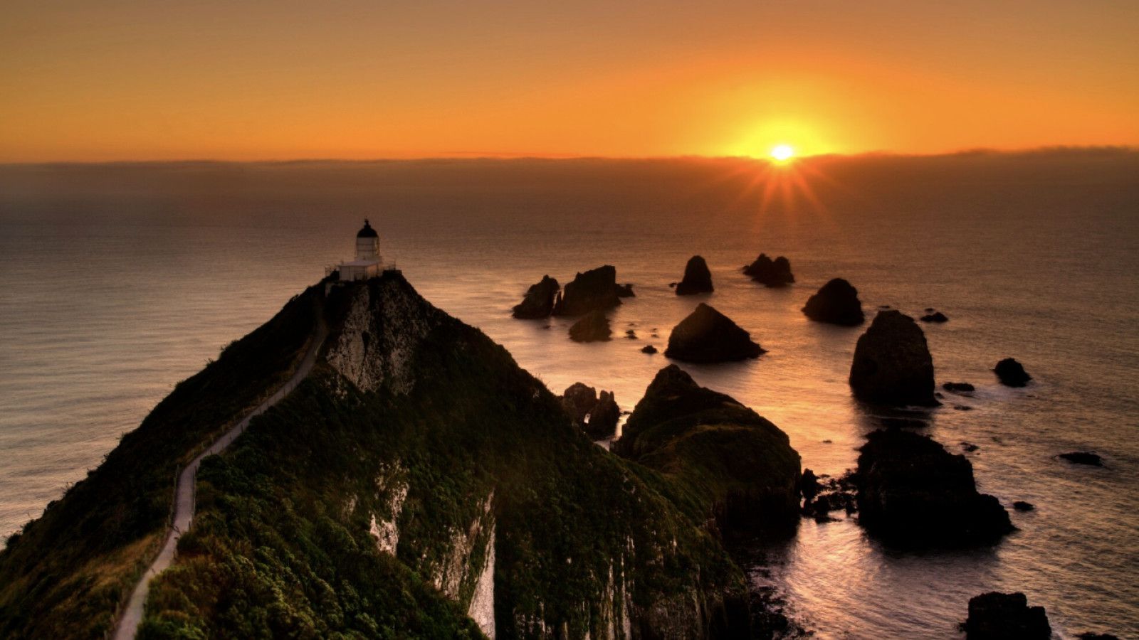 Destinasi Menyambut Tahun Baru di Indonesia: Keindahan Sunrise dan Sunset