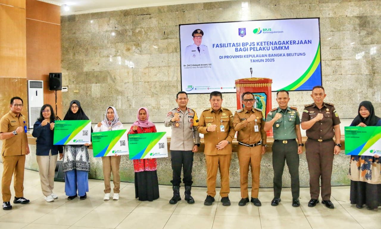 Gubernur Hidayat Arsani Serahkan Kartu BPJS Ketenagakerjaan Bagi UMKM di Belitung