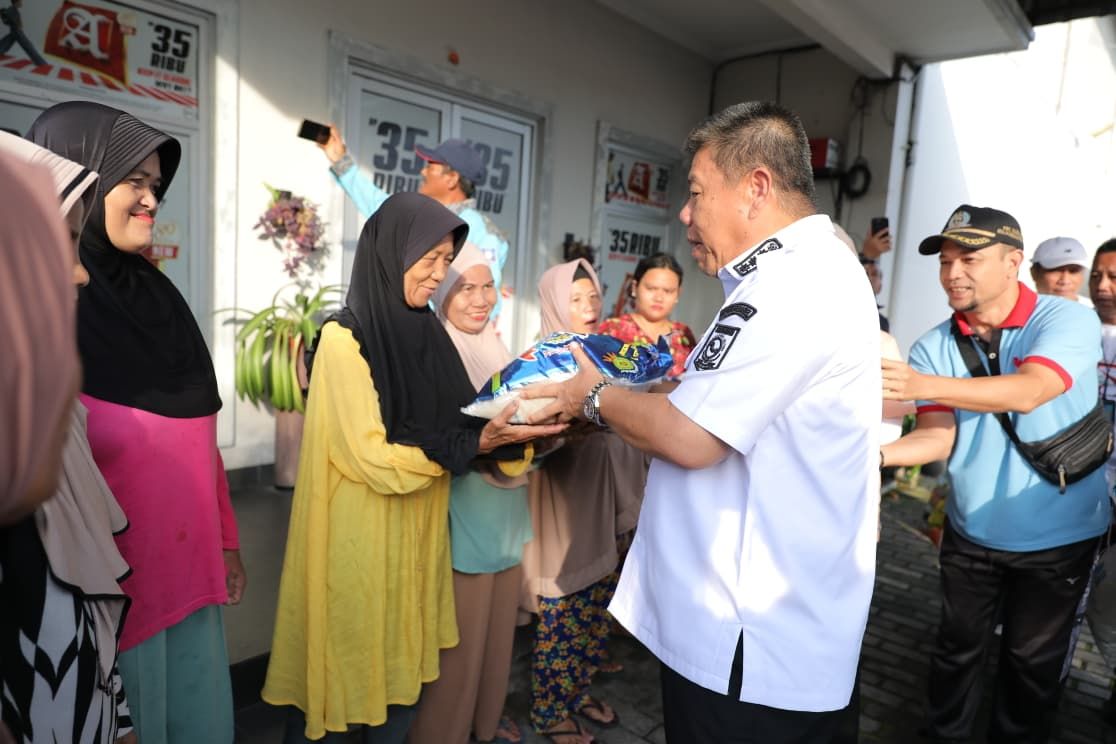 Hari Jadi ke-25 Babel, Gubernur Hidayat Bagikan Ratusan Sembako di Pasar Kampung Asam