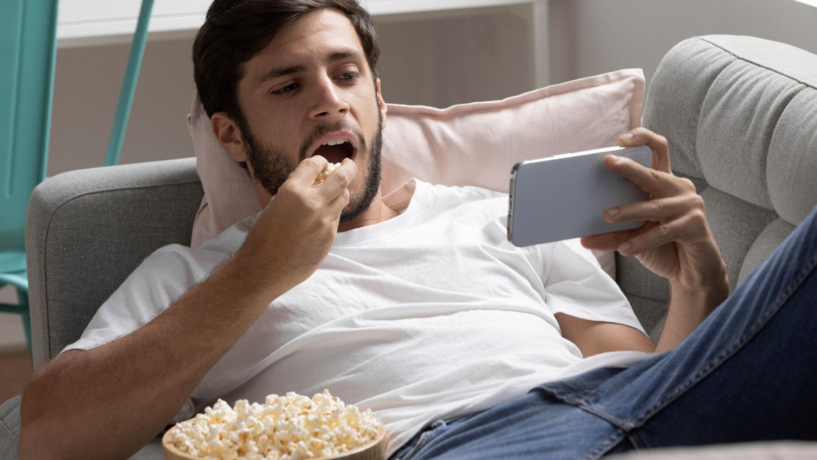 Fenomena Binge Watching: Keseruan atau Ancaman bagi Kesehatan?