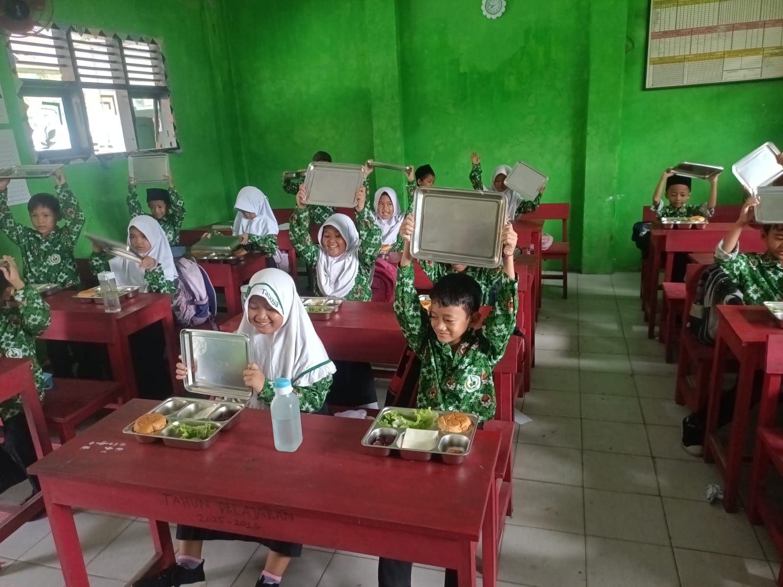SPPG Polres Serang Distribusikan 2.166 Porsi Makan Gratis Ke 13 Sekolah
