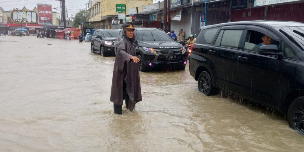 17 Desa di Samudera Terendam Banjir, Polisi Turun Langsung Evakuasi Warga
