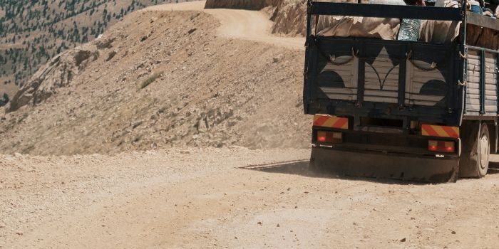 Truk Muatan Sembako Terbalik di Likupang Barat