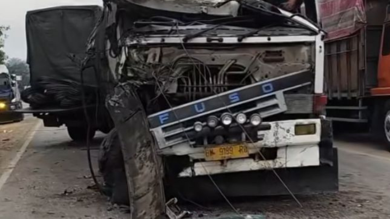 Kecelakaan Adu Kambing di Riau, Truk Fuso dan Colt Diesel Ringsek Parah