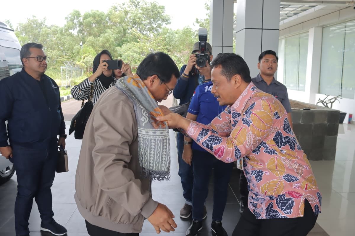 Pj Sekda Fery Afriyanto Sambut Kedatangan Wakil BAKN DPR RI Sekaligus Mengantar Kepulangan Wakil Ketua Komisi X DPR RI di Bandara Depati Amir