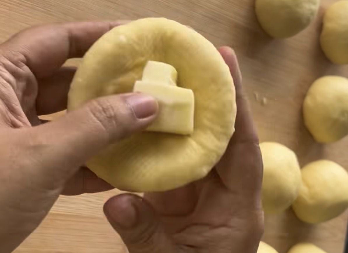 Aroma Kopi, Rasa Lumer! Begini Resep Coffee Bun Mozarella yang Bikin Nagih