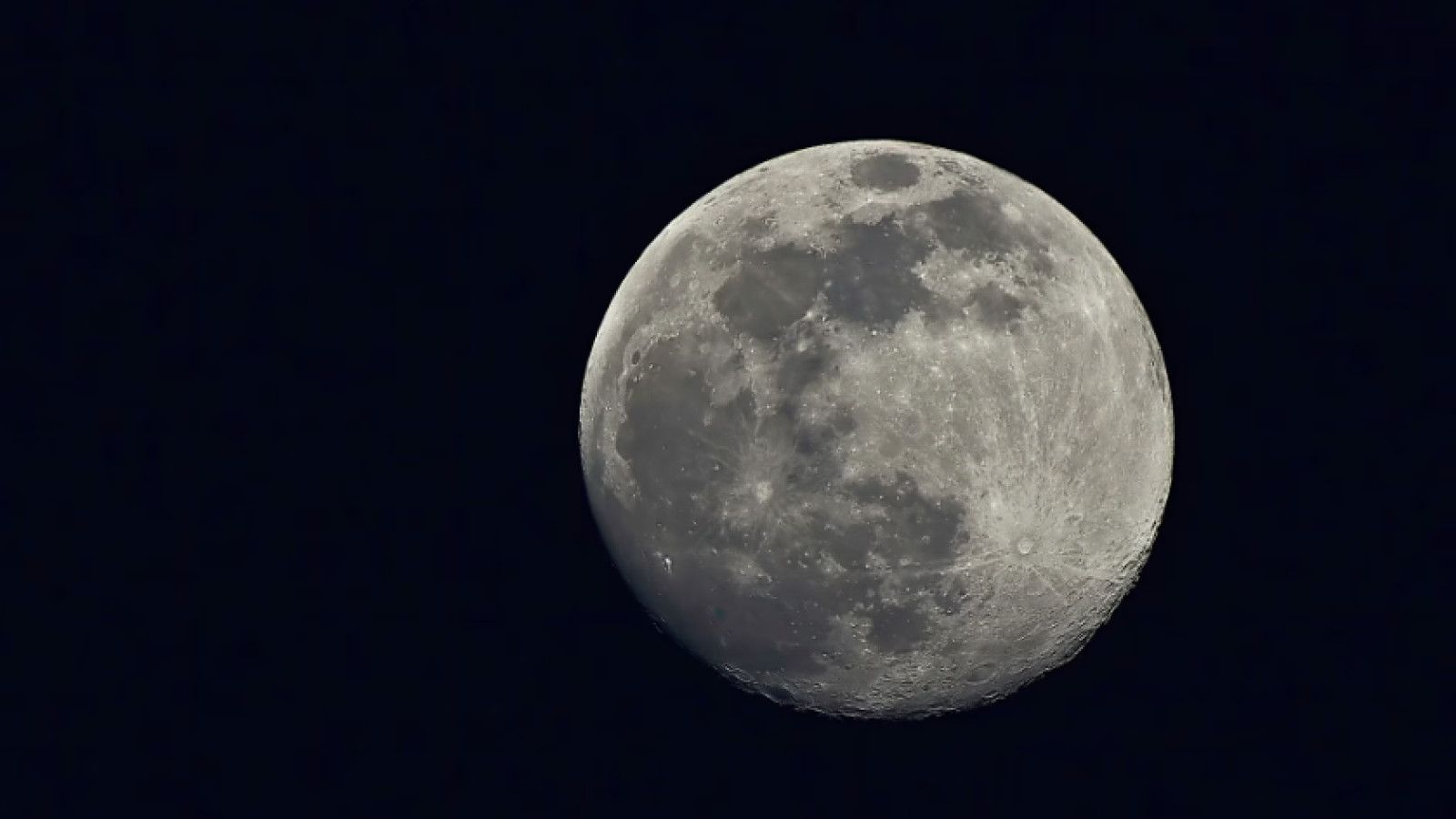 Mengungkap Fenomena Bulan Besar: Ilusi Optik, Orbit, dan Pengaruh Atmosfer