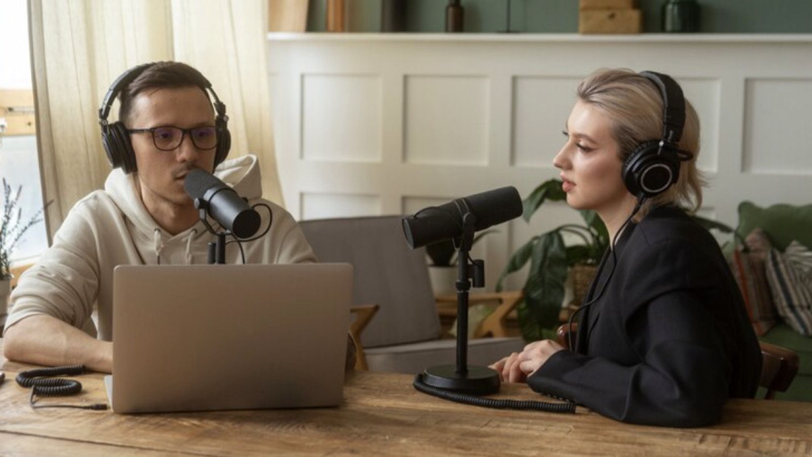 Perbandingan Kejujuran Konten antara Podcast dan Talkshow Televisi