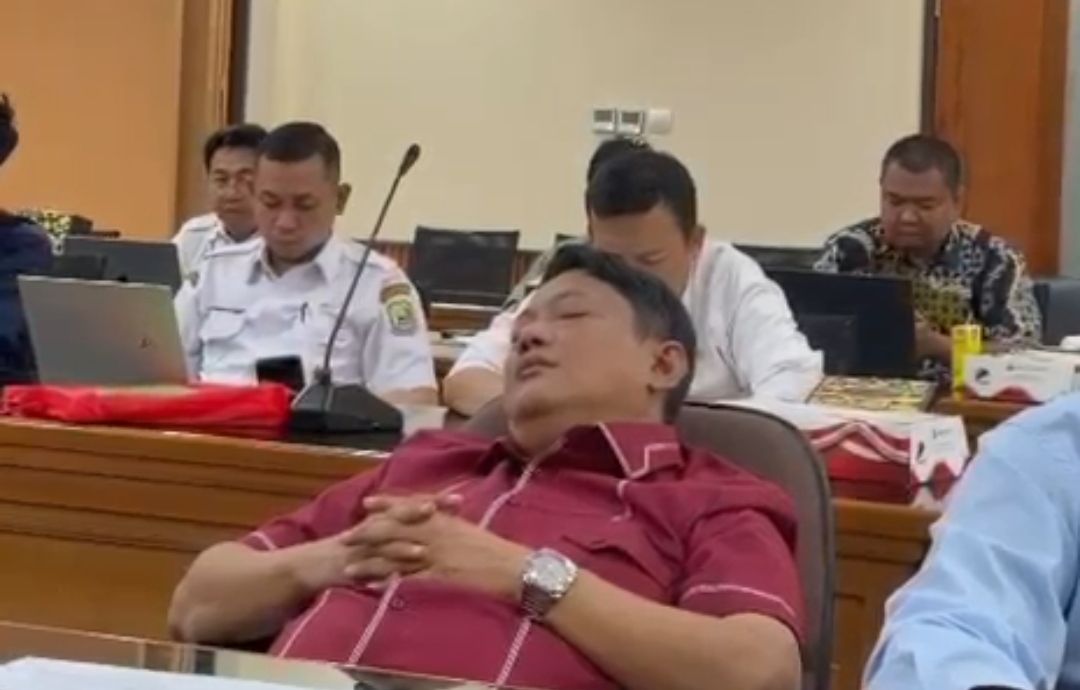 Viral Dirut BUMD Tirta Patriot Tertidur Saat Rapat Dengar Pendapat