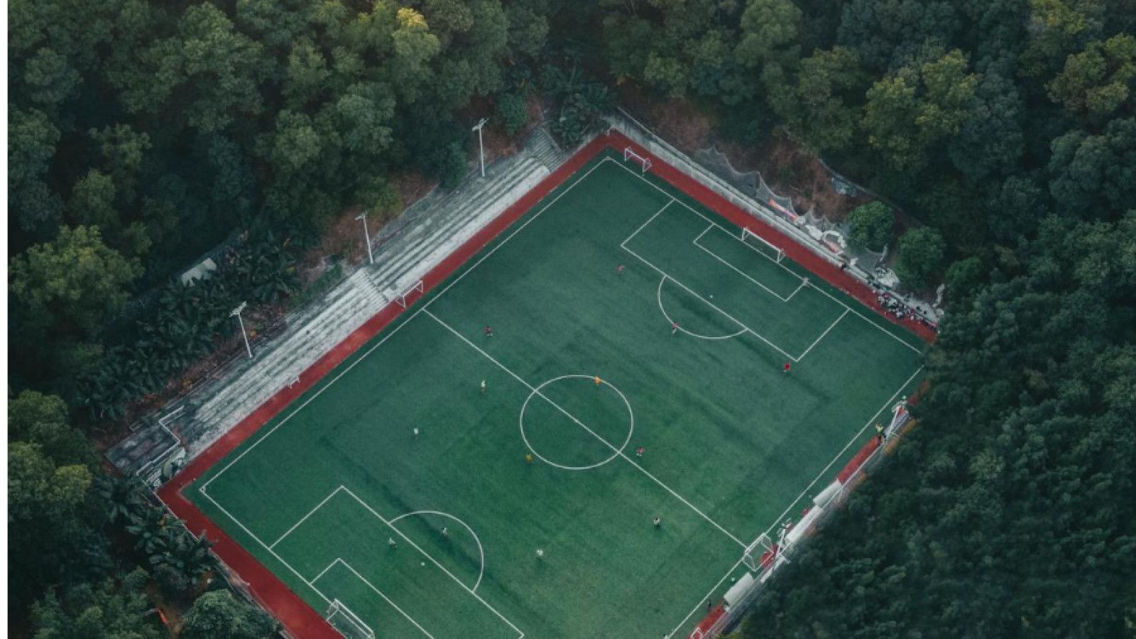 Menggali Diri Melalui Keheningan di Lapangan Sepi