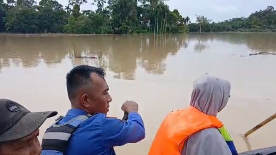 Dramatis, Polres Aceh Barat Evakuasi Pasangan Suami Istri Lansia yang Terjebak Banjir!