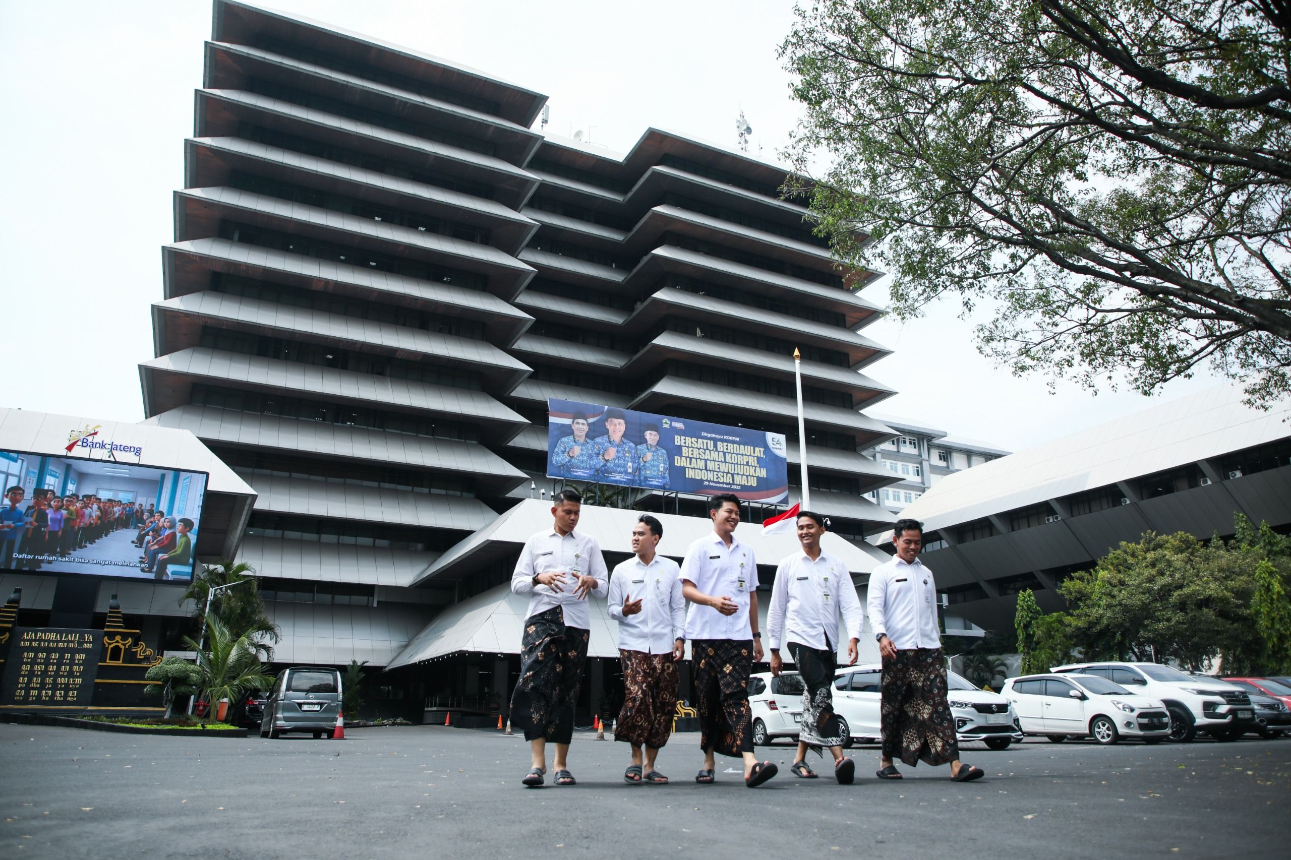 Dongkrak Pengembangan UMKM, Kebijakan Memakai Sarung Batik di Pemprov Jateng Menuai Apresiasi