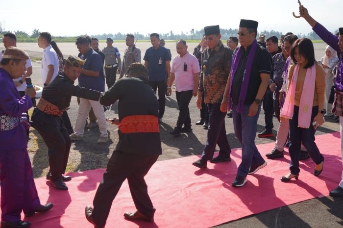 Nuansa Adat dan Selendang Karawo sambut Menkumham di Gorontalo