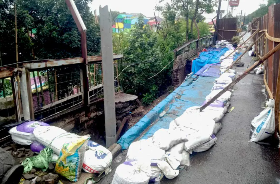 Jembatan Embong Brantas di Kota Malang Longsor, Warga Terkena Dampak