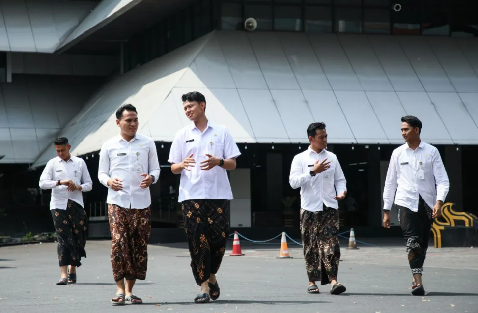 Sarung Batik untuk ASN Bisa Genjot UMKM di Jawa Tengah