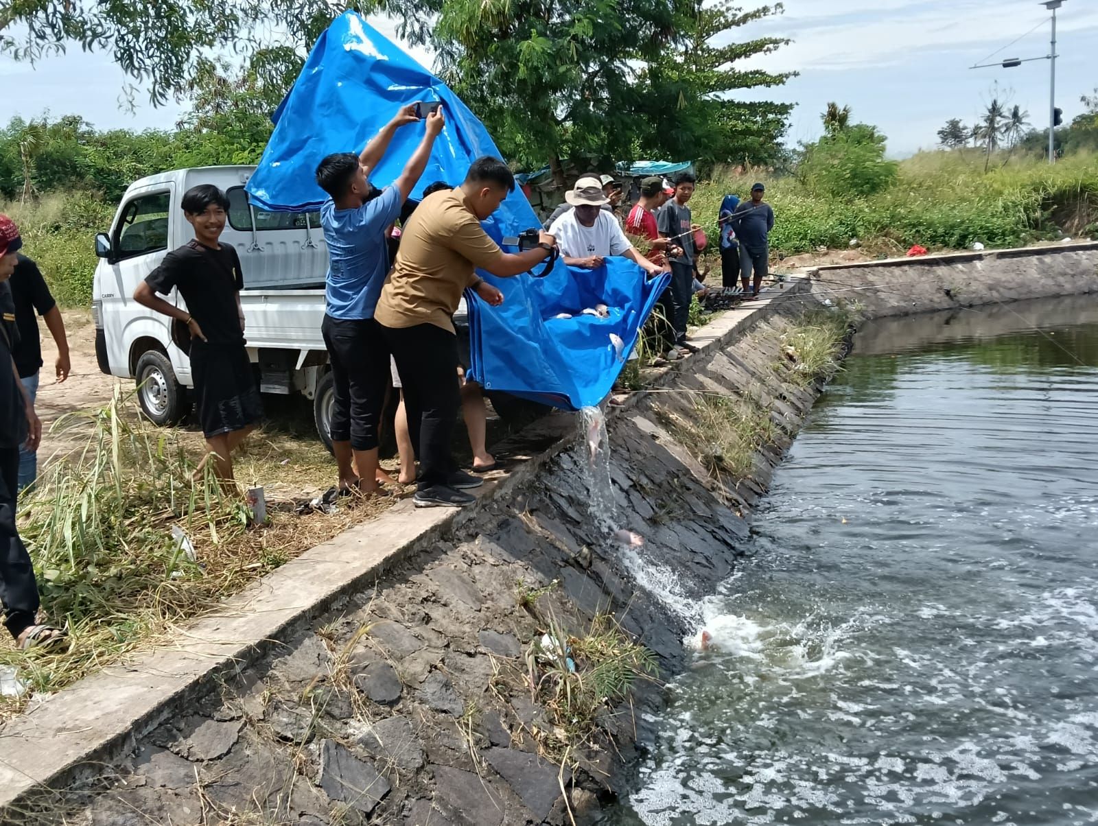 Kapolres Serang Kembali Tebar Ikan Nila Siap Konsumsi Di Danau Polres