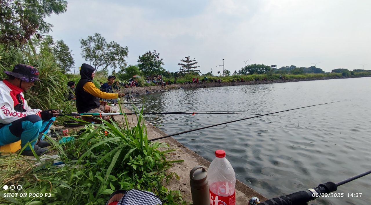 Rutin Ditaburi Ikan Oleh Kapolres Danau Kawasan Mapolres Serang Jadi Spot Idaman Pemancing