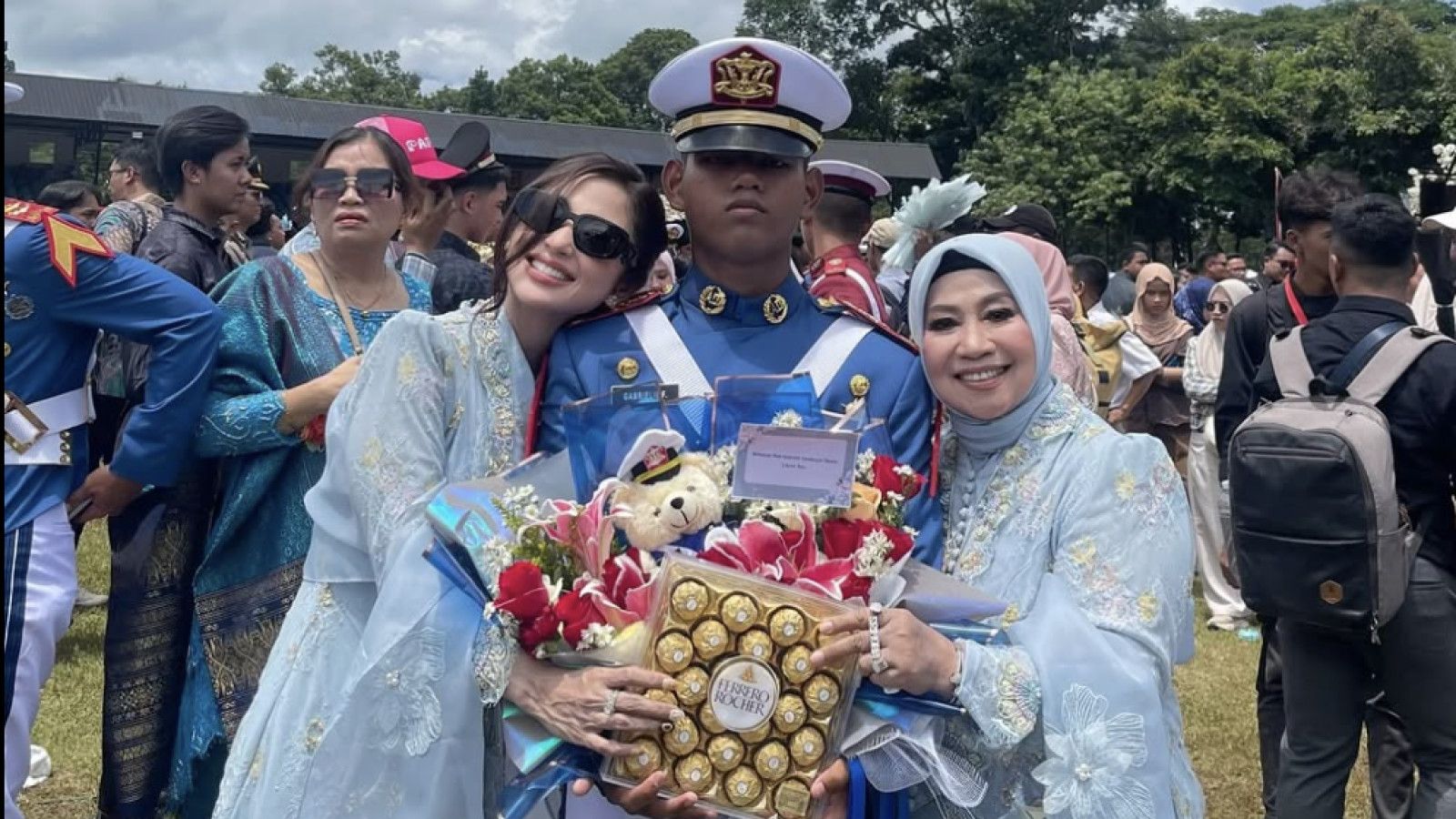 Dewi Perssik Rayakan Kebahagiaan Anak Angkatnya Menjadi Taruna TNI