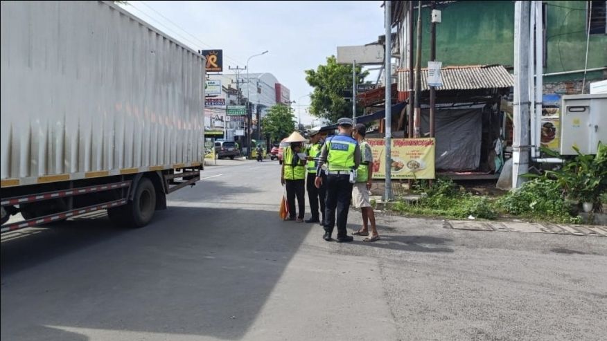 Relawan Pengatur Jalan di Pekalongan Diberi Rompi Keselamatan dan Edukasi Oleh Satlantas Pwkalongan. Peran Mereka Penting Bagi Pengguna Jalan