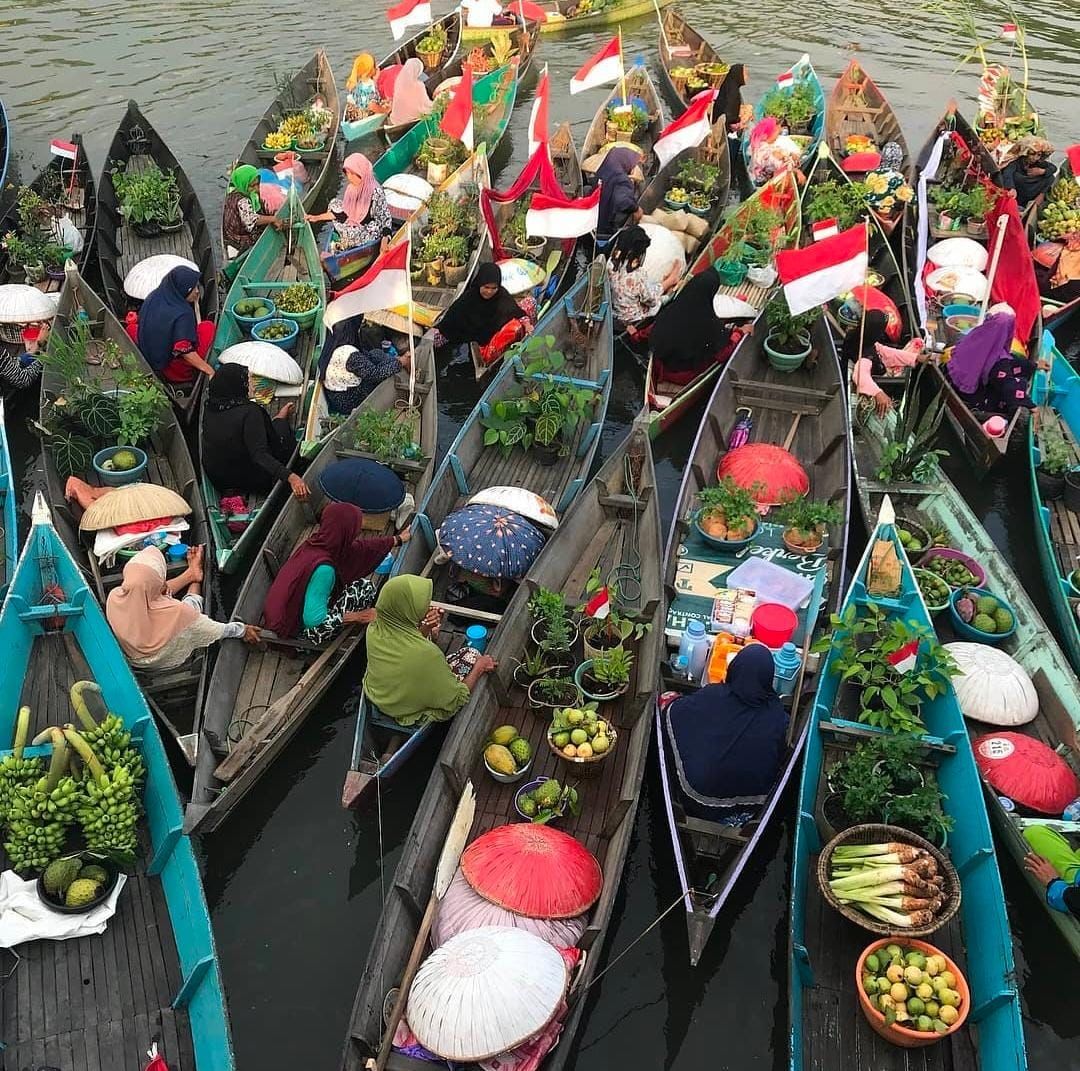 Mengarungi Pesona Pasar Terapung Kalimantan: Warisan Budaya di Atas Air