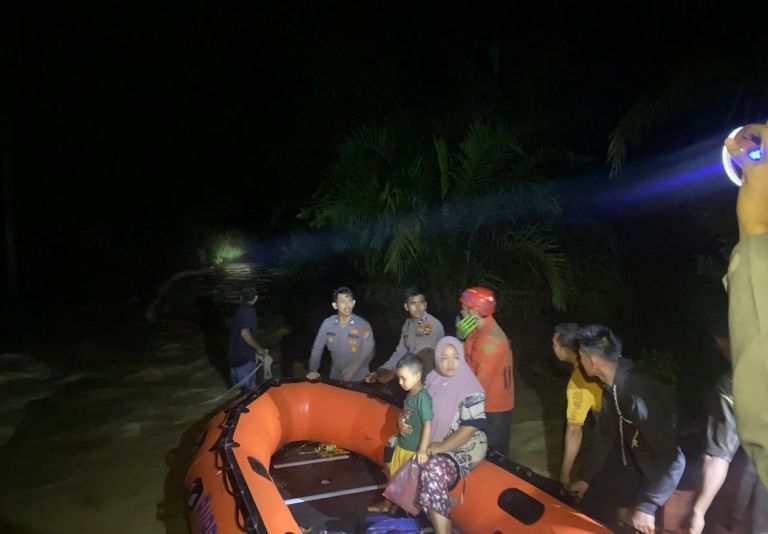 Banjir Tengah Malam & Listrik Padam, Polres Aceh Selatan Turun Tangan Selamatkan Warga