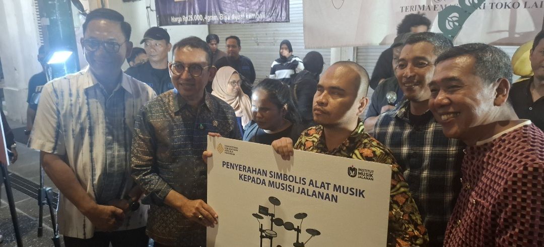 Musisi Difabel Tunanetra di Malioboro Menarik Perhatian Menbud Fadli Zon Dan Jogja Jadi Kota Pertama Terima Bantuan Alat Musik