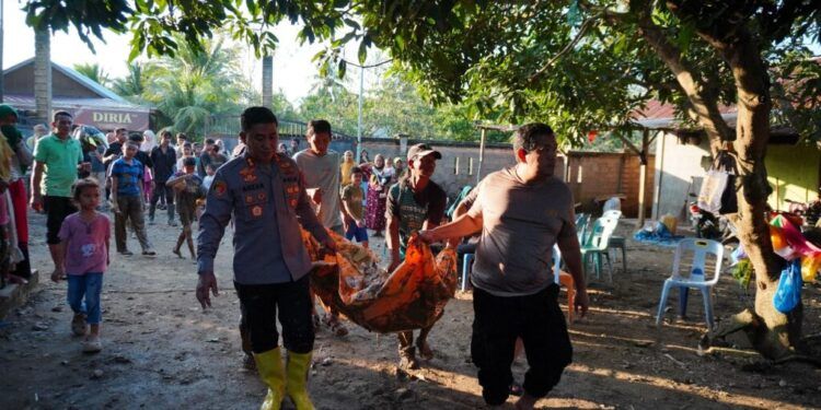Kapolres Lhokseumawe Pimpin Evakuasi Jenazah Korban Banjir di Sawang