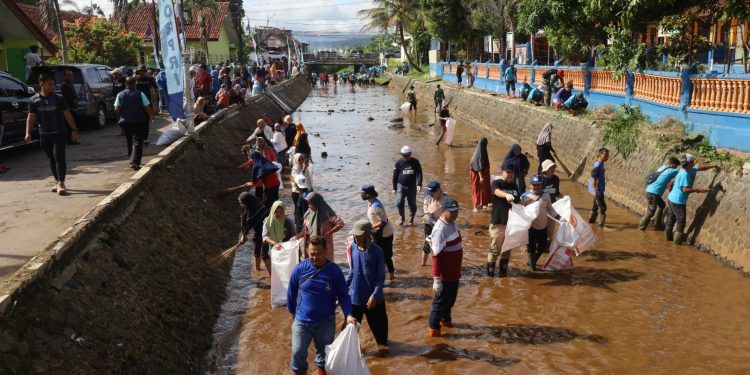KORPRI Kuningan Gelar Aksi Bersih Sungai Surakatiga Peringati HUT ke-54