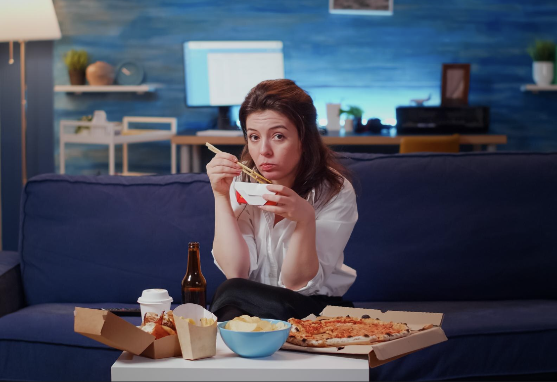 Kenapa Kita Suka Makan Sambil Nonton?