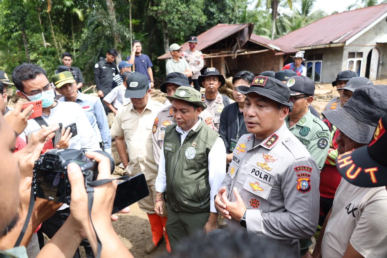 Raja Juli Antoni dan Kapolda Riau Pimpin Langsung Evakuasi Korban Longsor di Agam
