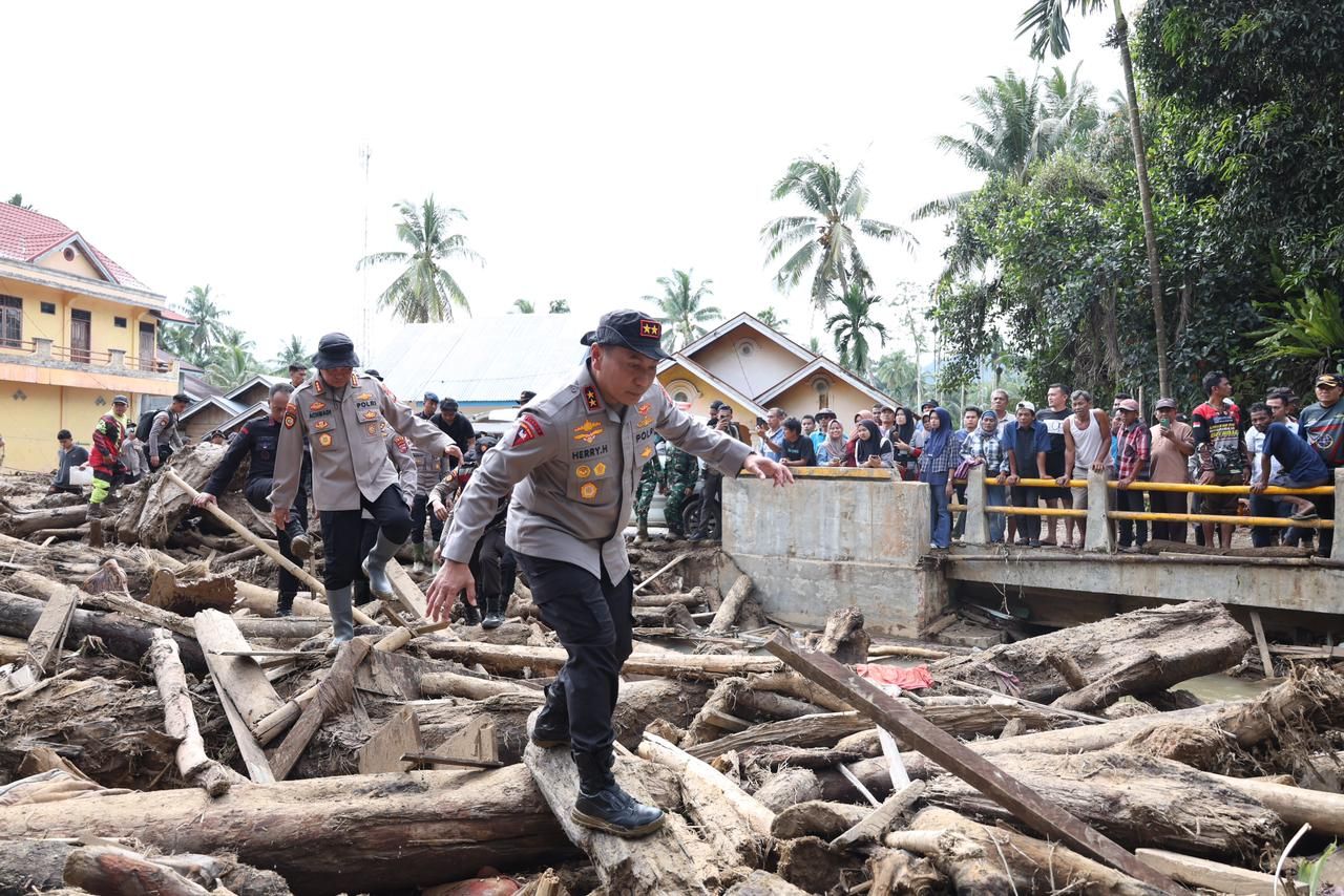 Raja Juli Antoni dan Kapolda Riau Pimpin Langsung Evakuasi Korban Longsor di Agam